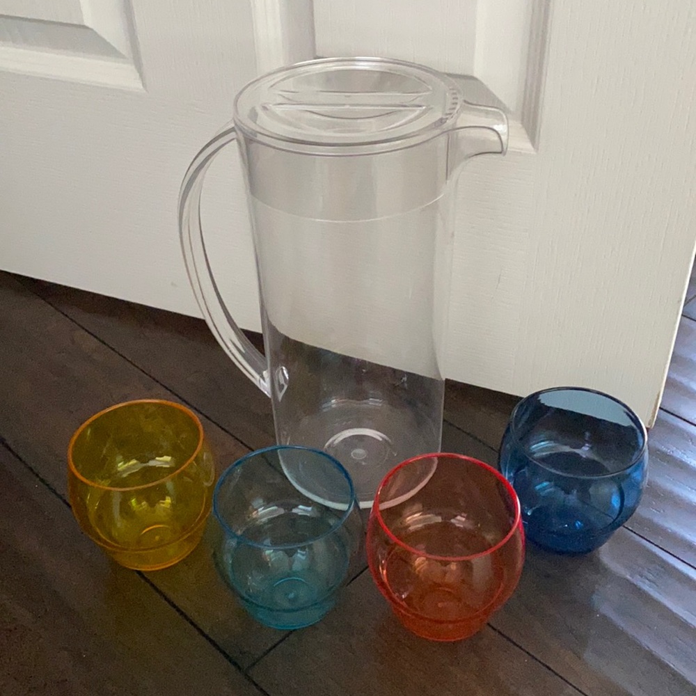 Pitcher with cups